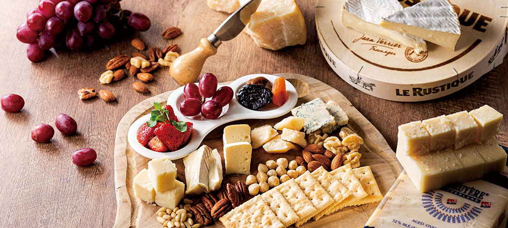 バーラウンジ「シルバ」 ワインと楽しむ「チーズボード」シェフおすすめのチーズと季節のフルーツ