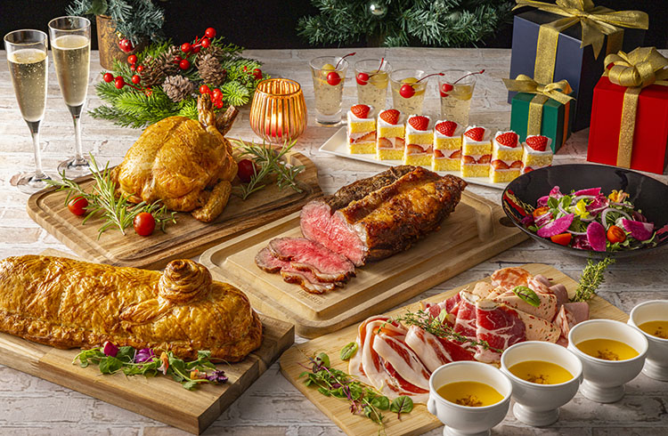 吹き抜けの開放感あふれる空間で楽しむ、クリスマスディナービュッフェローストビーフやサーモンのパイ包み、フォトジェニックなスイーツなどが登場