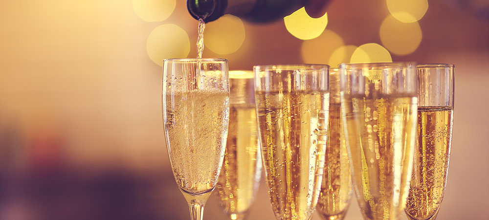 吹き抜けの開放感あふれる空間で楽しむ、クリスマスディナービュッフェローストビーフやサーモンのパイ包み、フォトジェニックなスイーツなどが登場